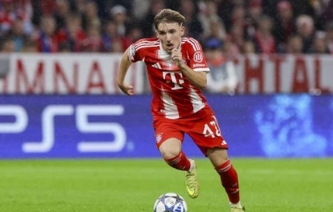 17岁边锋崭露头角：创造欧冠与德甲多项纪录，孔帕尼的支持功不可没