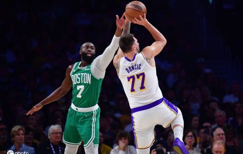 杰伦布朗32+8+7 东契奇25分詹姆斯20分湖人负绿军