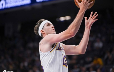 詹东缺阵里弗斯51+11+9单核带队 湖人胜国王